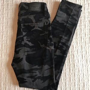 Womens Levi’s high rise skinny camo pants